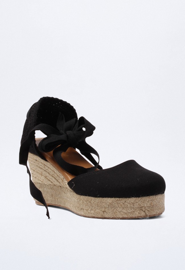Alpargata de cuña en color negro con suela de esparto y cierre de lazo al tobillo | Shiny 6004