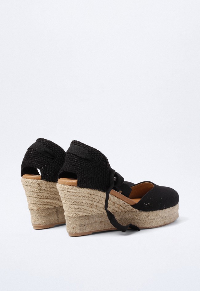 Alpargata de cuña en color negro con suela de esparto y cierre de lazo al tobillo | Shiny 6004