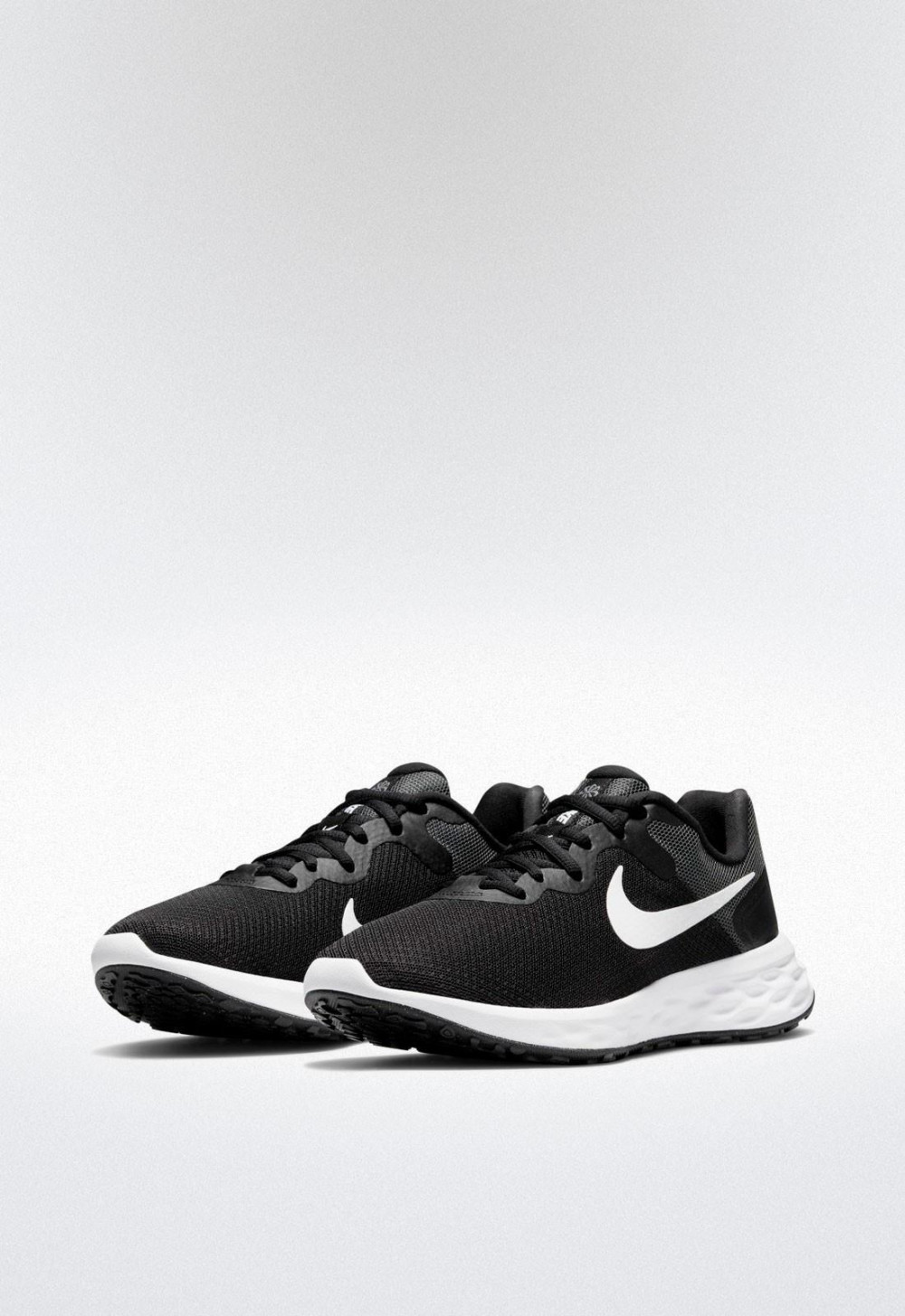 de negro Nike revolution