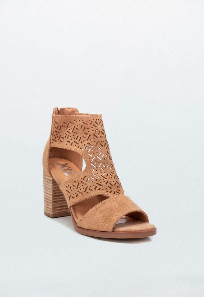 Sandalia de mujer taupe Xti 141392