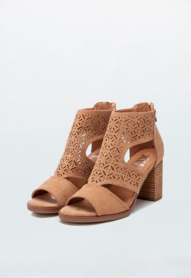 Sandalia de mujer taupe Xti 141392