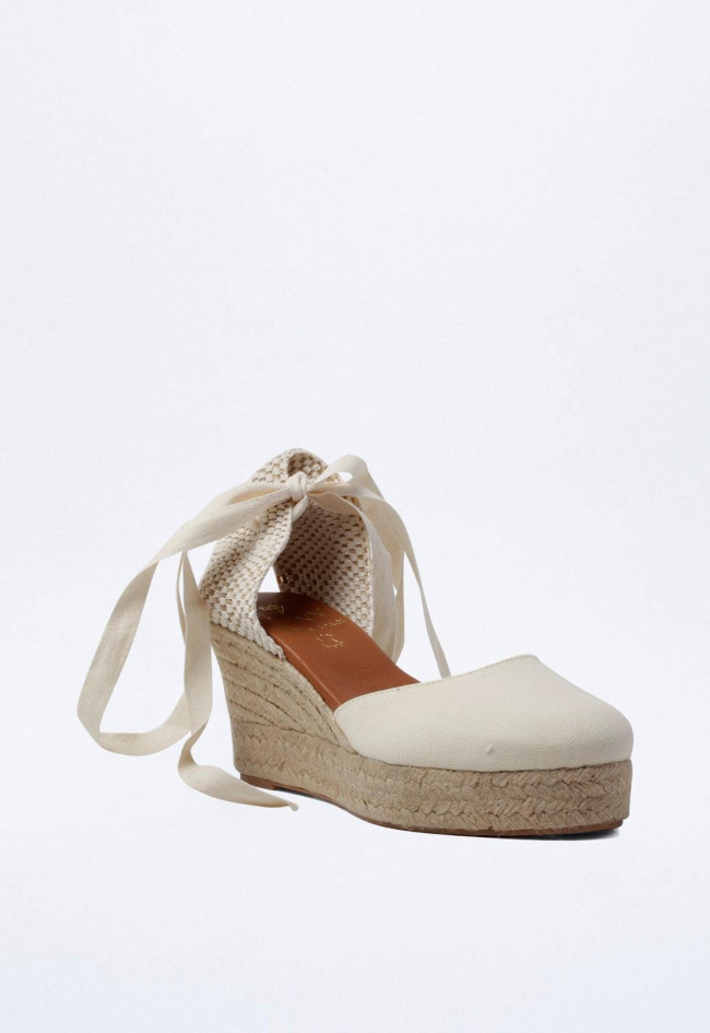 Alpargata de cuña en color crema con suela de esparto y cierre de lazo al tobillo | Shiny 6004