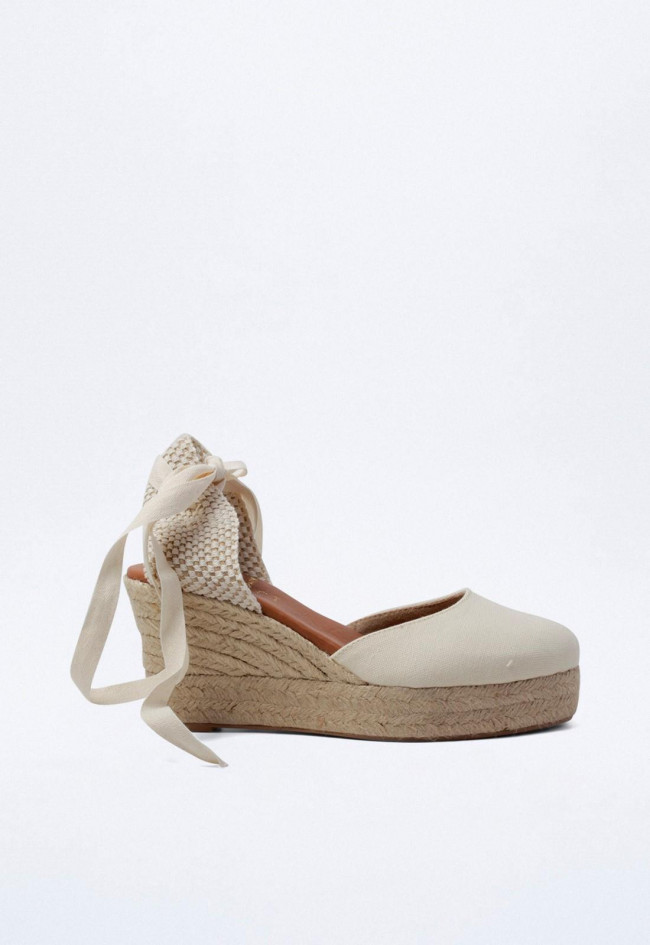 Alpargata de cuña en color crema con suela de esparto y cierre de lazo al tobillo | Shiny 6004