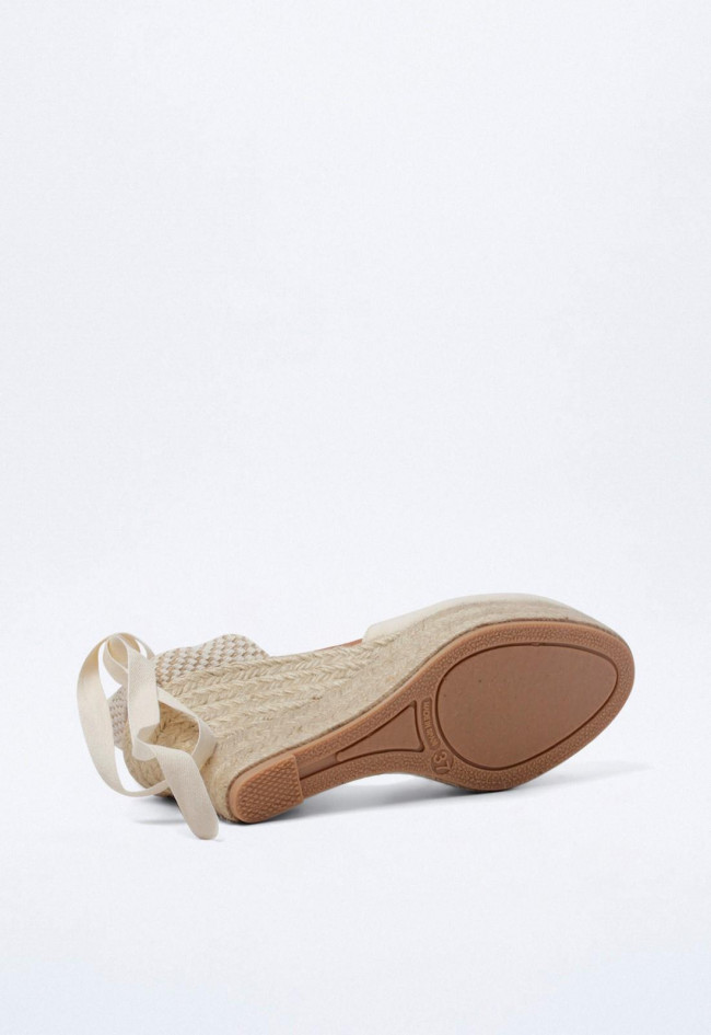 Alpargata de cuña en color crema con suela de esparto y cierre de lazo al tobillo | Shiny 6004
