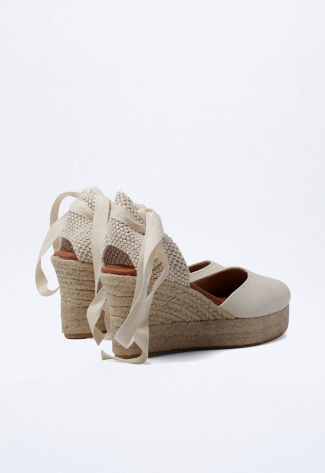 Alpargata de cuña en color crema con suela de esparto y cierre de lazo al tobillo | Shiny 6004