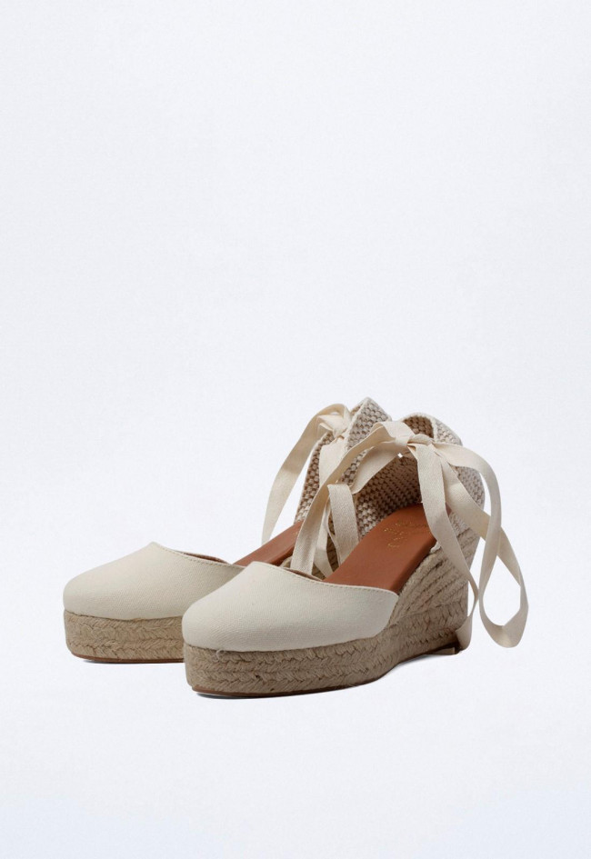 Alpargata de cuña en color crema con suela de esparto y cierre de lazo al tobillo | Shiny 6004