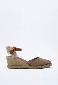 Alpargata de cuña en serraje piedra con forro de piel y suela de yute | Fabricada en España | VERBENAS MALENA