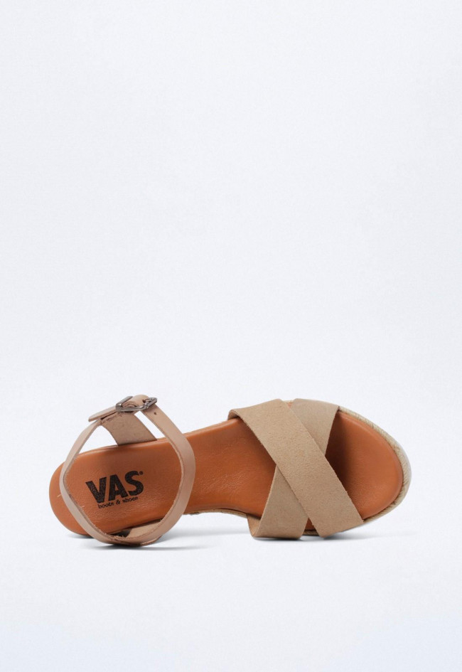 Sandalia de cuña en piel color taupe con tiras cruzadas y cierre de hebilla para mujer | Marca propia VAS v2110