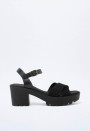 Sandalia negra de plataforma con tacón ancho, tiras cruzadas y hebilla | Diseño actual de marca VAS v2326