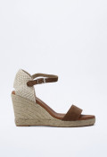 Sandalia de cuña color tostado con suela de esparto, cierre con hebilla para mujer Shiny 7000