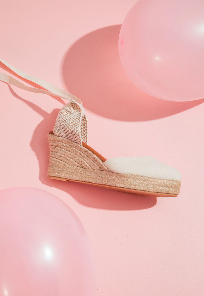 Alpargata de cuña en color crema con suela de esparto y cierre de lazo al tobillo | Shiny 6004