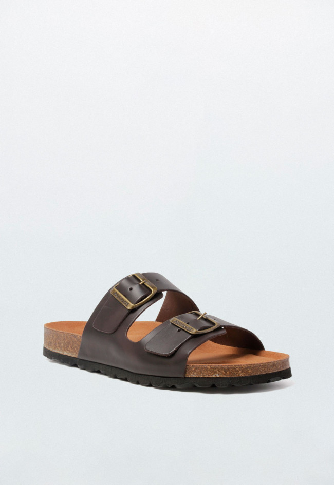 Sandalia plana marrón de hombre en piel con doble hebilla dorada – estilo funcional con carácter atemporal VAS 3195