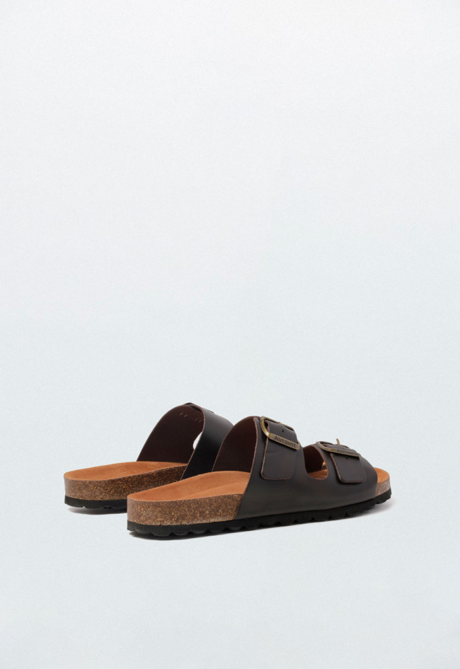 Sandalia plana marrón de hombre en piel con doble hebilla dorada – estilo funcional con carácter atemporal VAS 3195