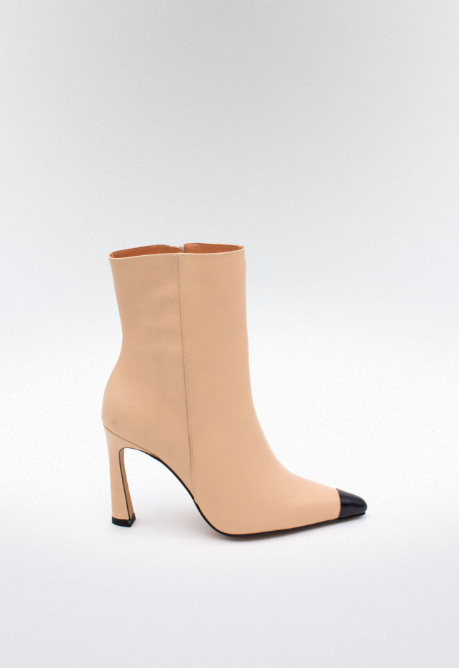Botín tacón fino de mujer beige Alarcón 23607-539d