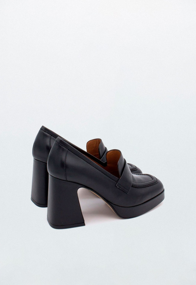 Zapato mocasín de mujer negro Alarcón 23567-566a