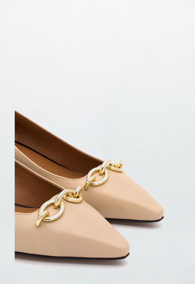 ÁNGEL ALARCÓN DARCY - Zapato cerrado de tacón bajo con adorno de cadena