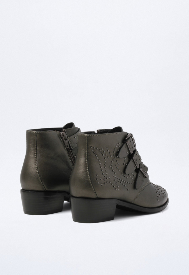 Botín campero con tachas y hebillas de mujer metal Bronx 47534-x-1248