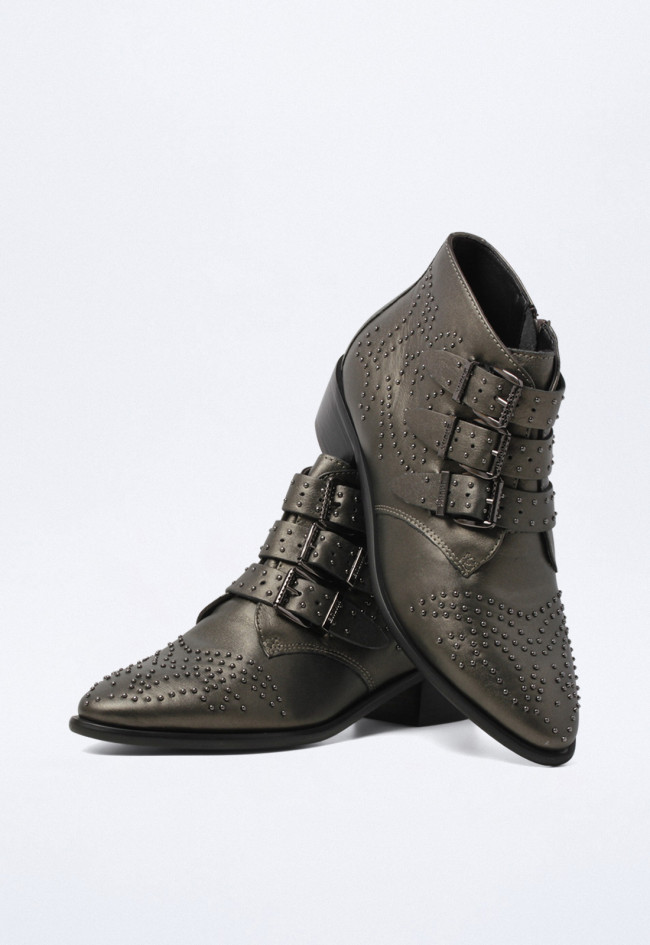 Botín campero con tachas y hebillas de mujer metal Bronx 47534-x-1248