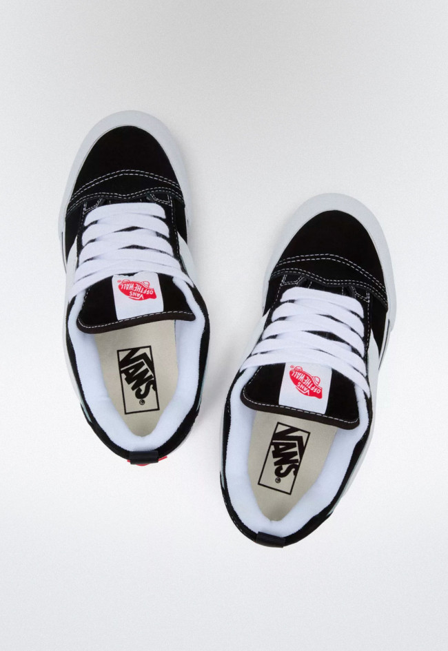 Deportivo de hombre negro VANS knu skool