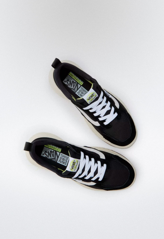 Deportivo de hombre negro VANS ultrarange exo foundation
