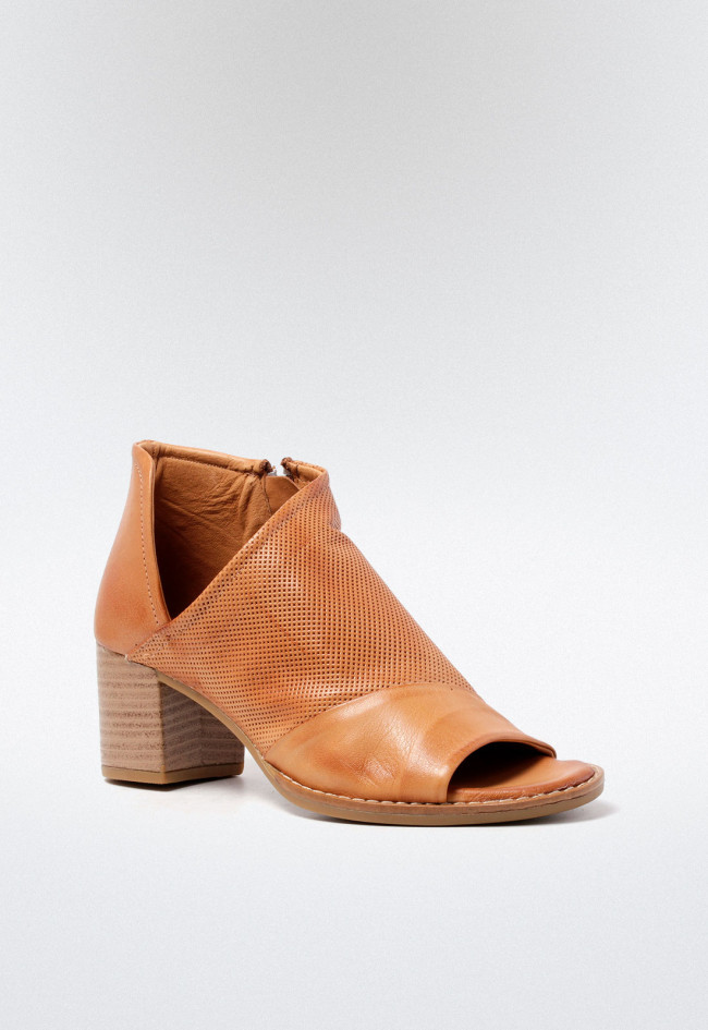 Sandalia campera de mujer en piel color cuero hasta el tobillo con abertura lateral y cremallera | VAS g220 a5