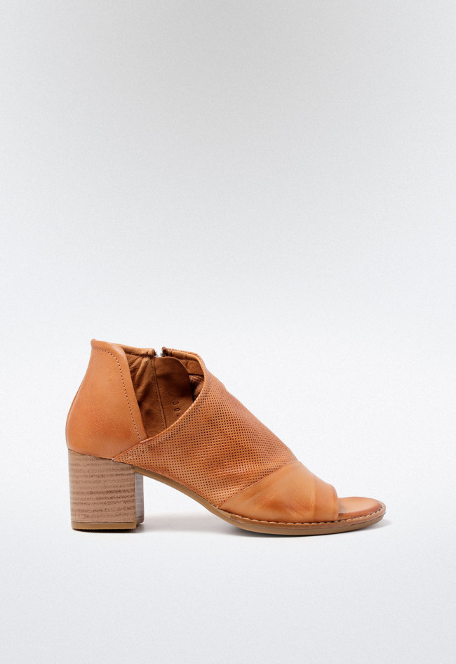 Sandalia campera de mujer en piel color cuero hasta el tobillo con abertura lateral y cremallera | VAS g220 a5