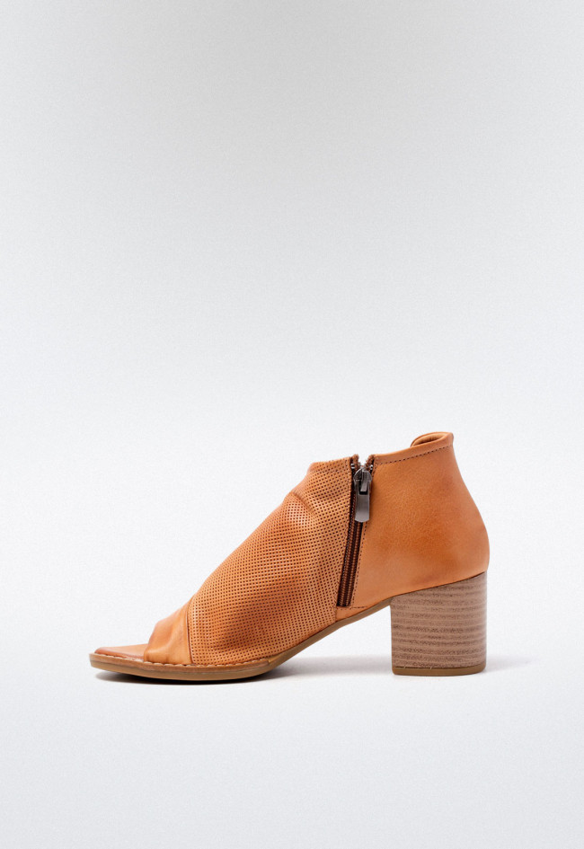 Sandalia campera de mujer en piel color cuero hasta el tobillo con abertura lateral y cremallera | VAS g220 a5
