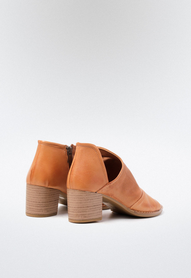 Sandalia campera de mujer en piel color cuero hasta el tobillo con abertura lateral y cremallera | VAS g220 a5