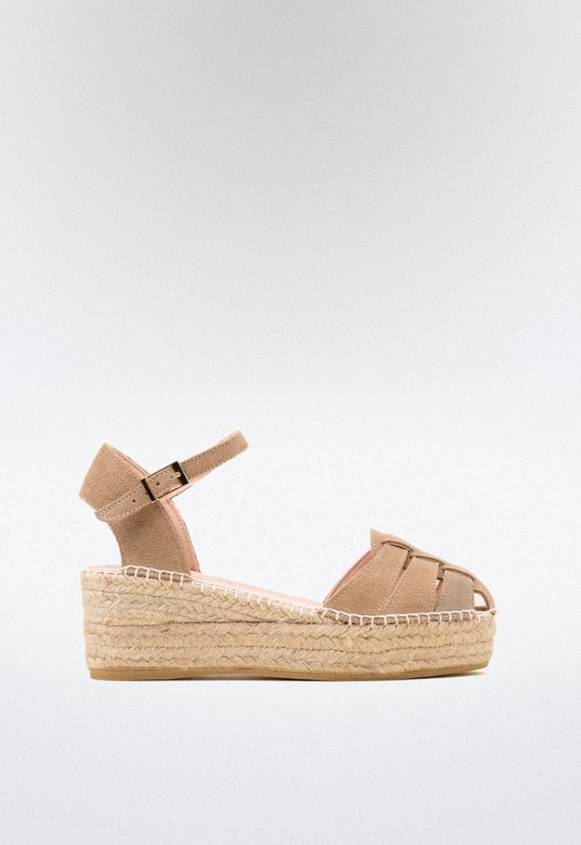 Alpargata de cuña en serraje topo con tiras cruzadas y cierre pulsera | Hecha en España | Macarena java 43