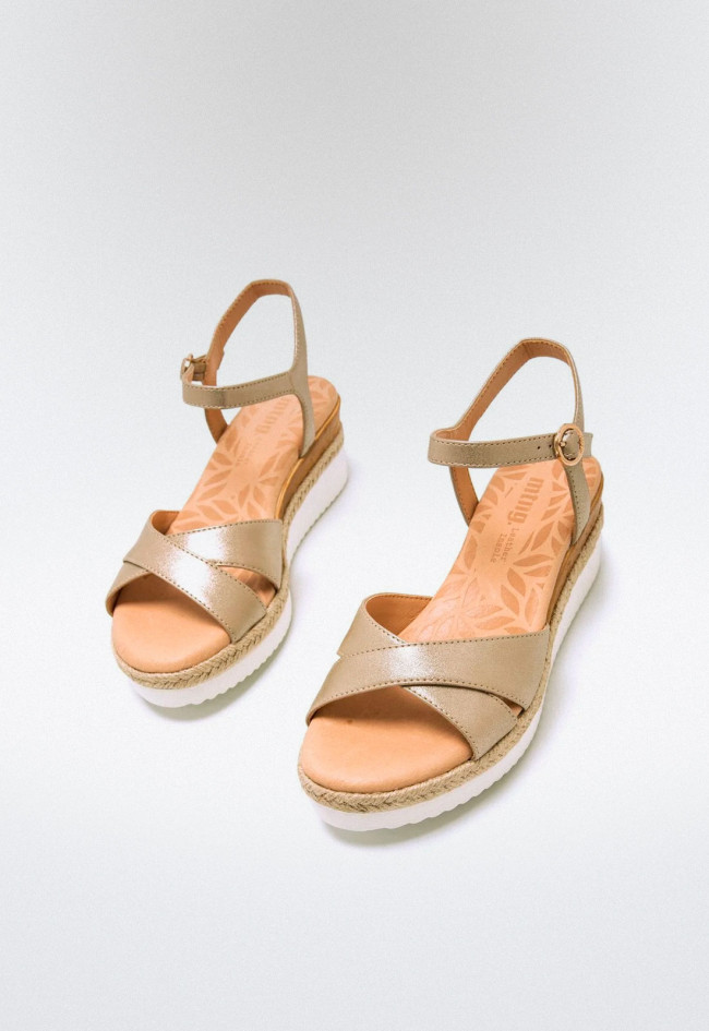 Sandalia cuña de mujer oro Mustang 59715