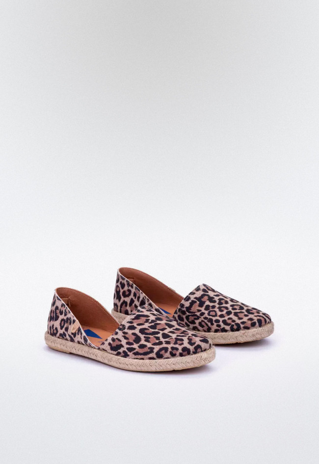 Alpargata plana de mujer en piel napa estampado leopardo con suela de yute y goma | Fabricada en España | Verbenas Carmen