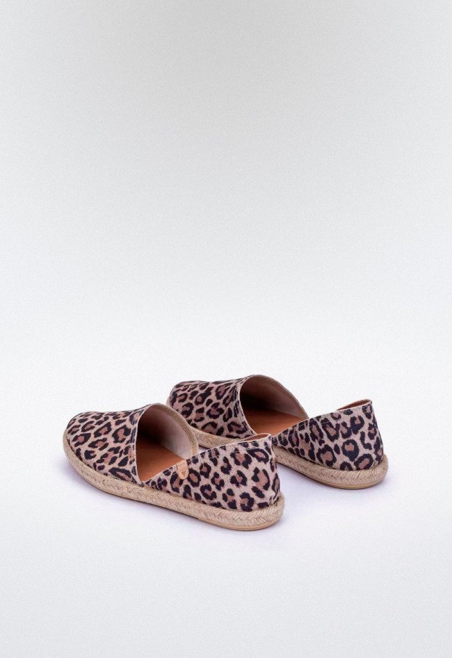 Alpargata plana de mujer en piel napa estampado leopardo con suela de yute y goma | Fabricada en España | Verbenas Carmen