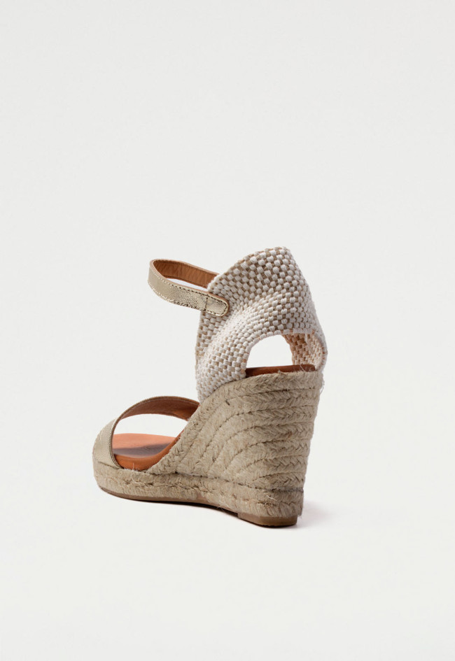 Sandalia de cuña alta en esparto con tiras platino con brillo y cierre de hebilla pequeña para mujer Shiny 7000