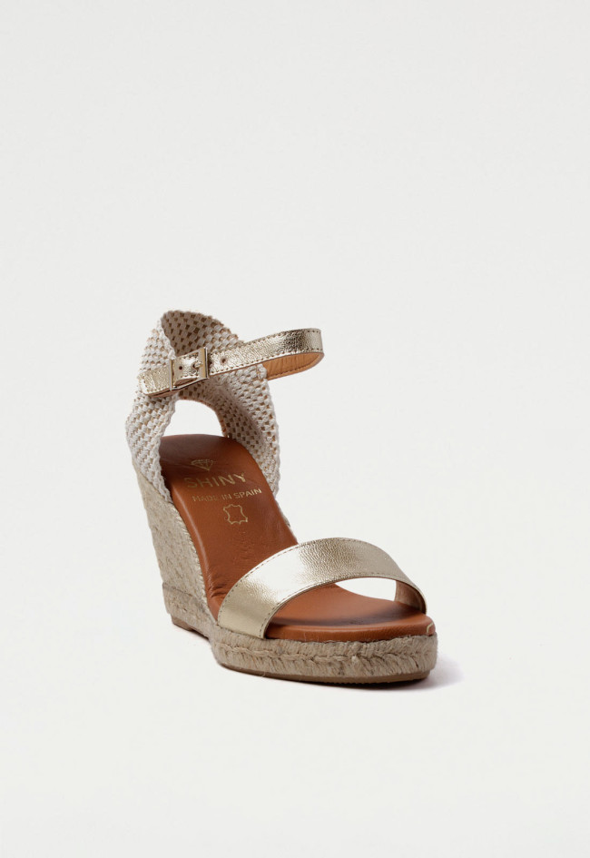 Sandalia de cuña alta en esparto con tiras platino con brillo y cierre de hebilla pequeña para mujer Shiny 7000