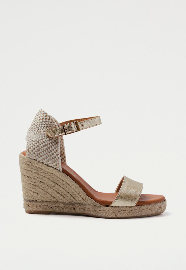 Sandalia de cuña alta en esparto con tiras platino con brillo y cierre de hebilla pequeña para mujer Shiny 7000