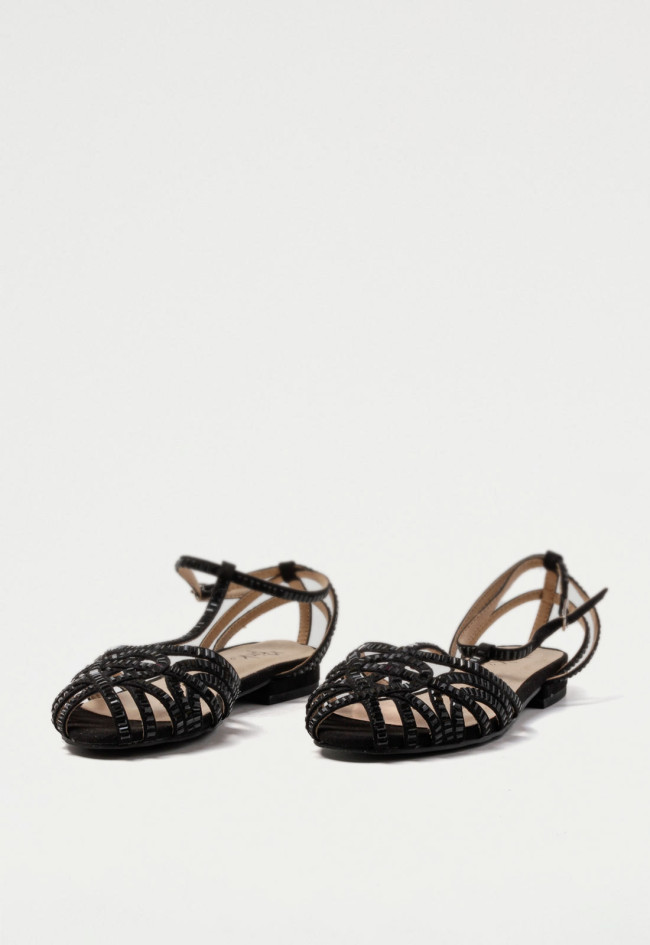 Sandalia cangrejera negra plana con pedrería decorativa para mujer | Diseño sofisticado de Why Pink? m4170