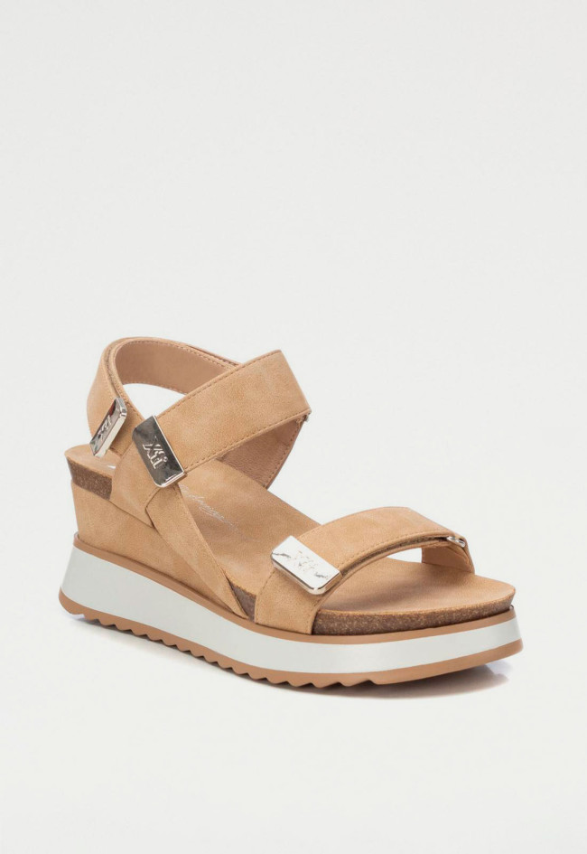 Sandalia de mujer beige Xti 142619