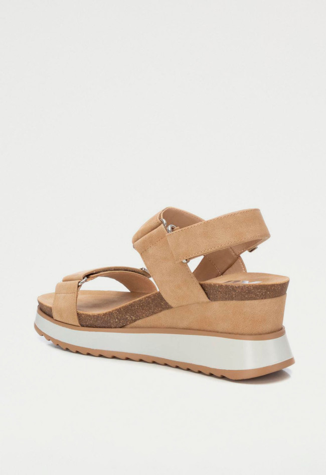 Sandalia de mujer beige Xti 142619