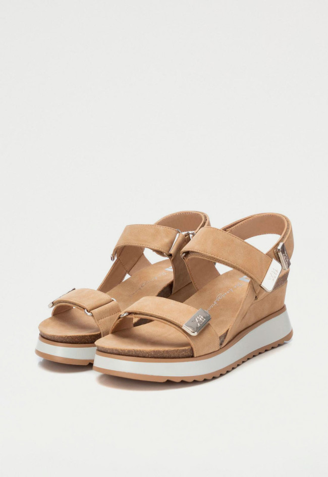 Sandalia de mujer beige Xti 142619