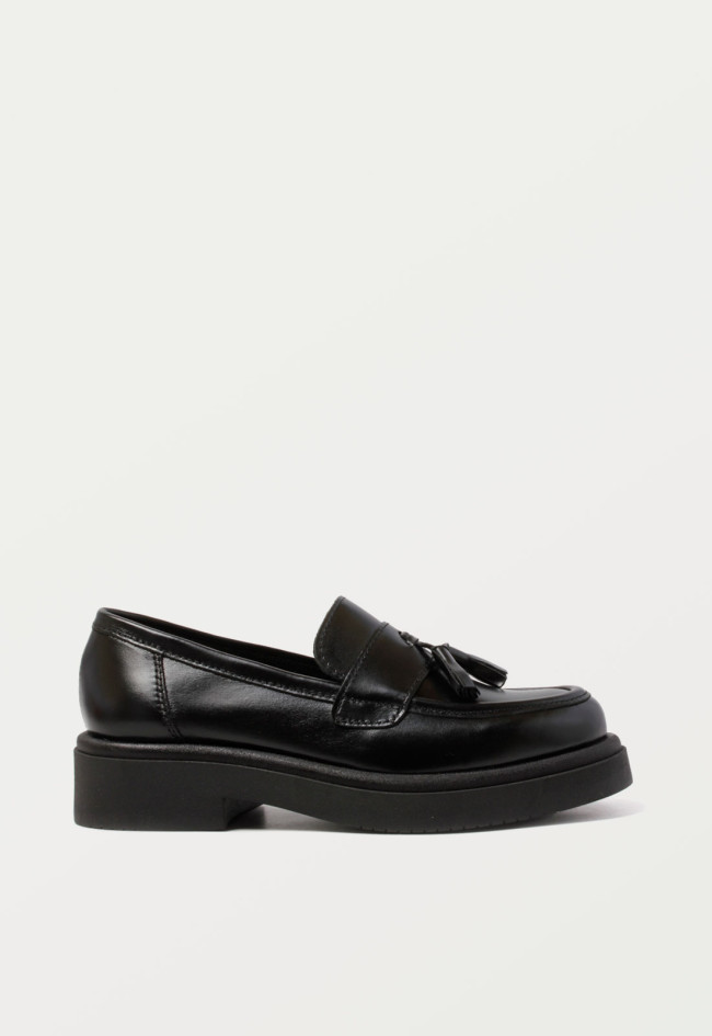 Zapato mocasín borlas de mujer negro VAS 8311