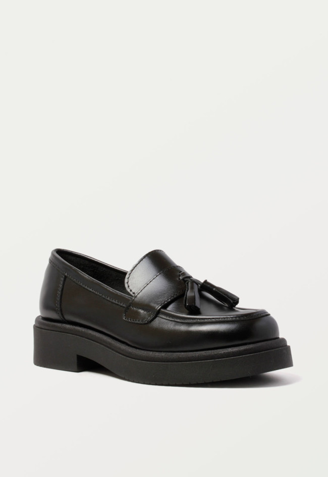 Zapato mocasín borlas de mujer negro VAS 8311