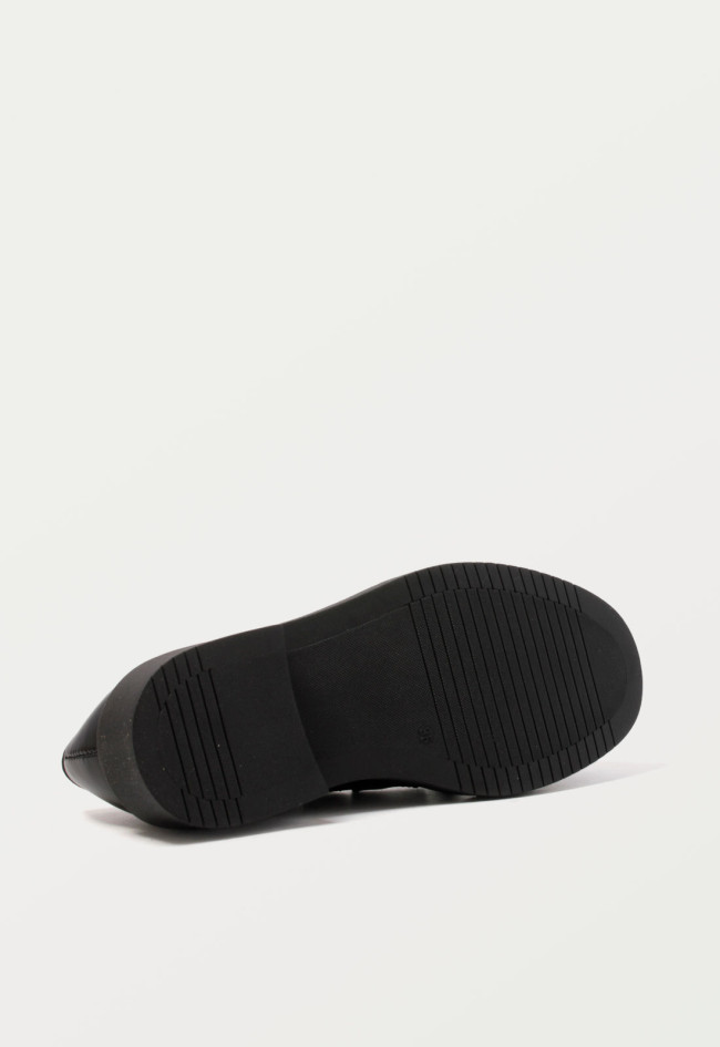 Zapato mocasín borlas de mujer negro VAS 8311