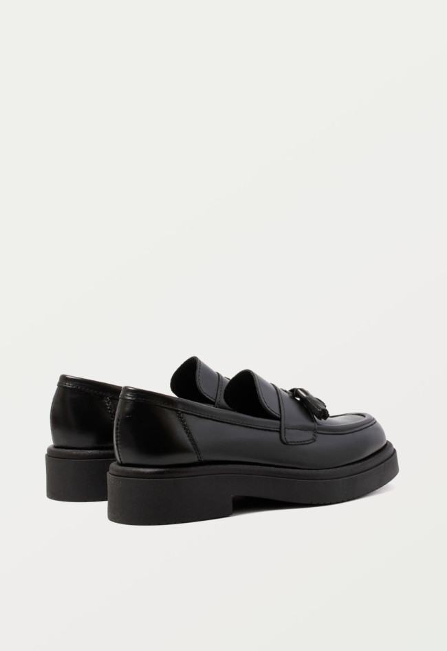 Zapato mocasín borlas de mujer negro VAS 8311