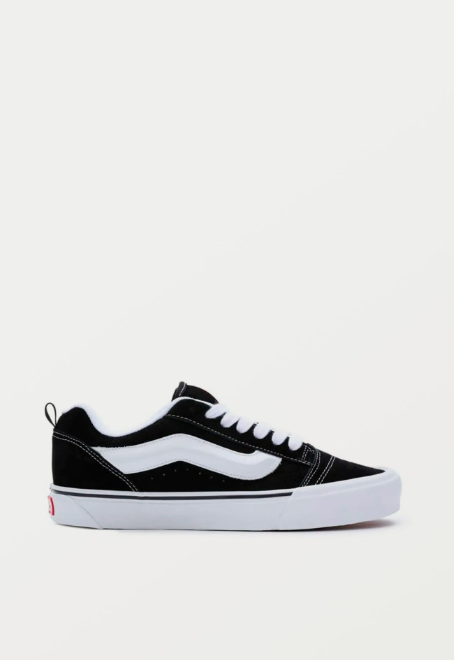 Deportivo de mujer negro VANS knu skool