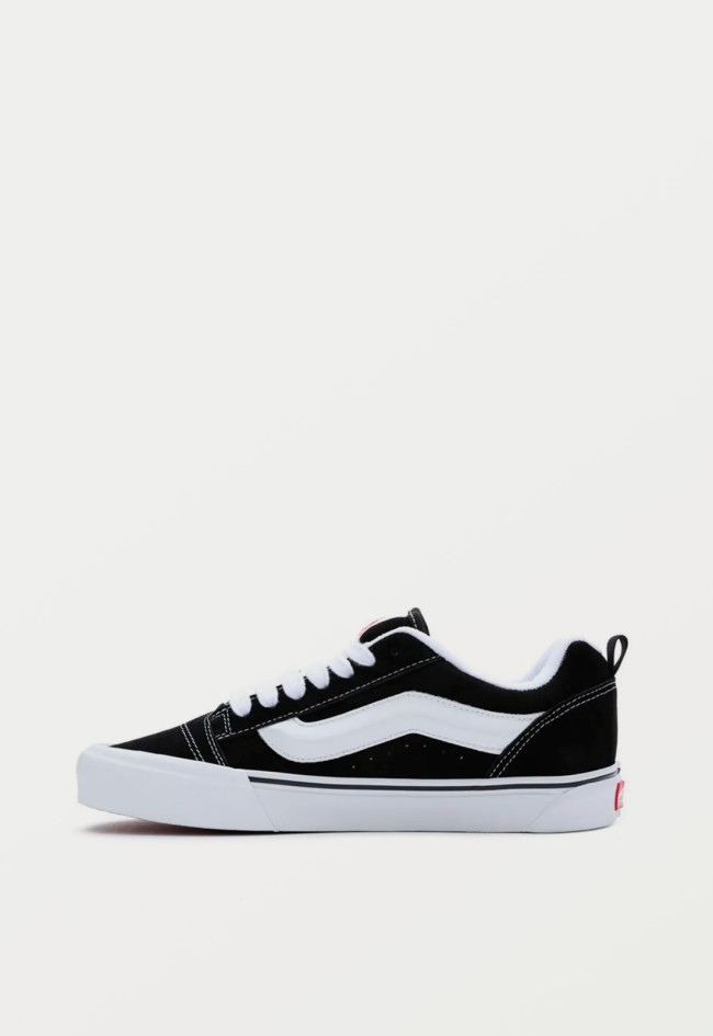 Deportivo de mujer negro VANS knu skool