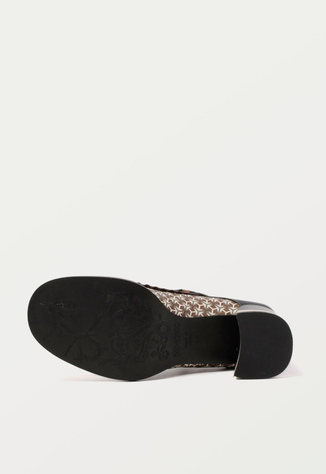 Zapato Mary Jane de mujer en piel burdeos con tacón medio y cierre de hebilla | Fabricado en España | Nemonic