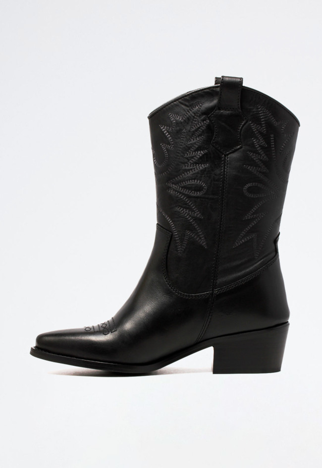 Bota cowboy en piel bordada mujer Glo 6600 color negro con sofisticación y carácter