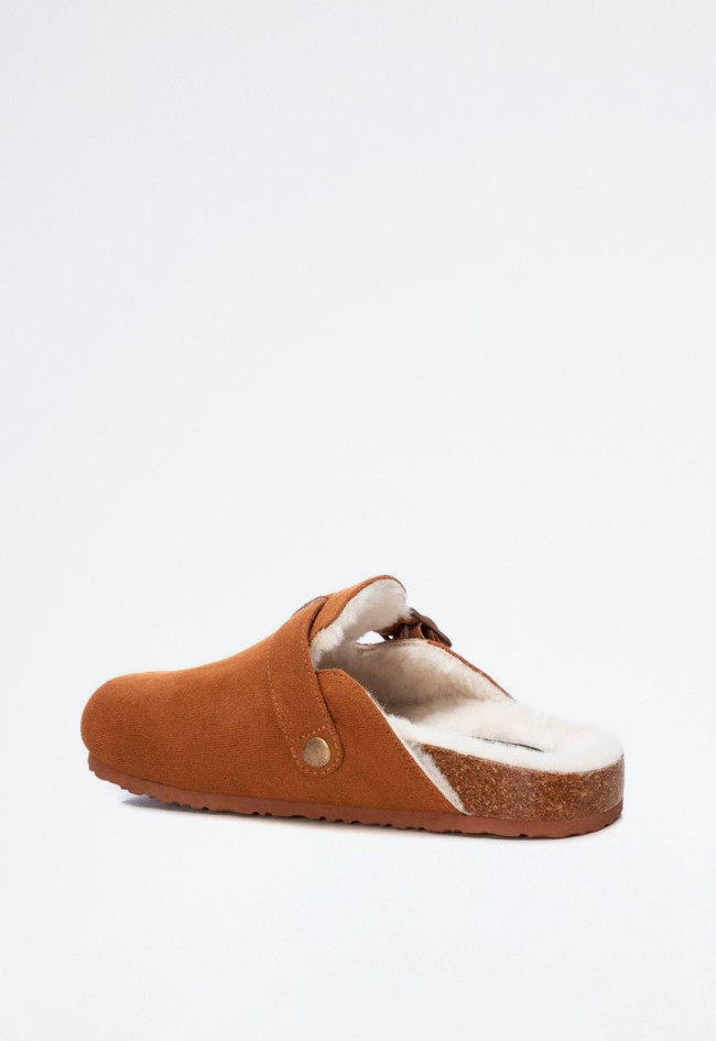 Zueco con pelo de mujer camel Xti 143240