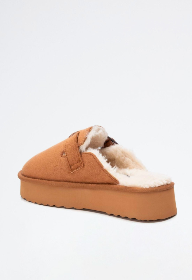 Zueco con pelo de mujer camel Xti 143503