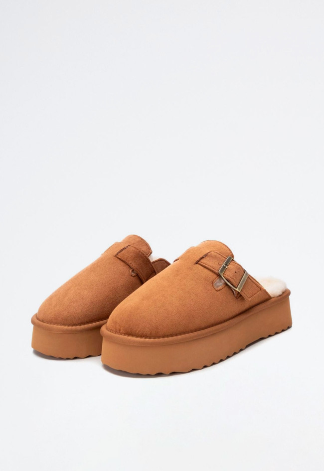 Zueco con pelo de mujer camel Xti 143503